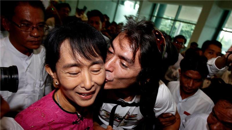 Sohn: Friedensnobelpreisträgerin Suu Kyi schwer krank Ein Bild aus besseren Tagen: Aung San Suu Kyi 2011 zusammen mit ihrem Sohn Kim Aris. (Archivbild)
