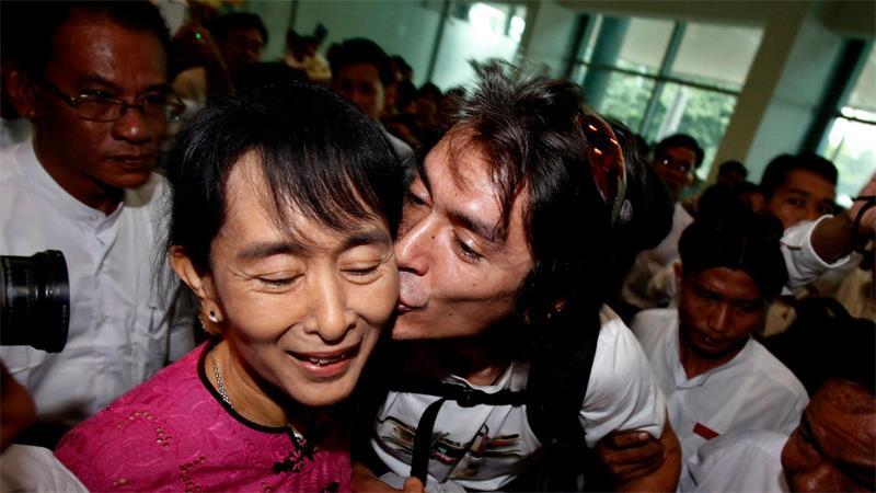 Aung San Suu Kyi: Erster Kontakt zum Sohn seit fünf Jahren Ein Bild aus besseren Tagen: Aung San Suu Kyi im Jahr 2011 mit ihrem Sohn Kim Aris.