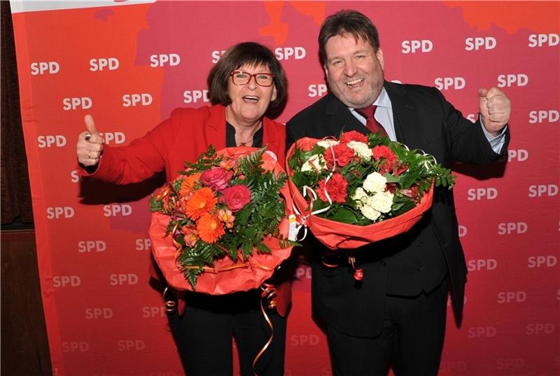 Ein Bild aus besseren Zeiten: Die SPD-Unterbezirksvorsitzende Petra Tiemann (links) gratuliert Alexander Paatsch zur Wahl zum Landtagskandidaten der SPD.