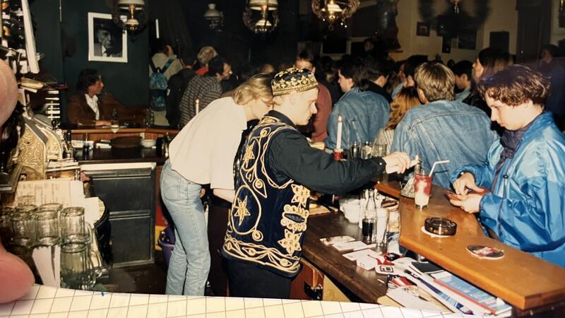 Ein Bild aus dem „Großen Canapé" in der Buxtehuder Altstadt. Hier kann Opi (vorne) auch optisch punkten.