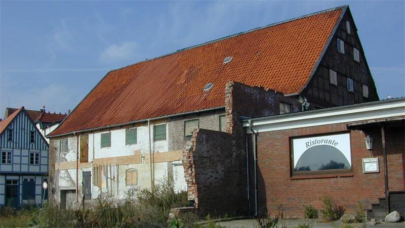 Ein Bild aus dem Jahr 2003: Der marode Kornspeicher im Freiburger Dorfzentrum, daneben die ehemalige Pizzeria.