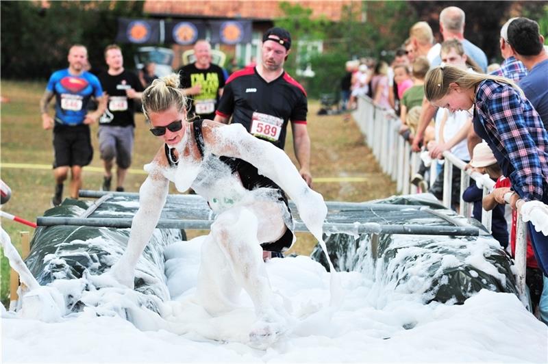 Dieser große Hindernislauf kommt wieder nach Kutenholz Ein Bild aus dem Jahr 2018. Damals liefen 300 Menschen durch den anspruchsvollen Parcours. Foto: Borchers (Archiv)