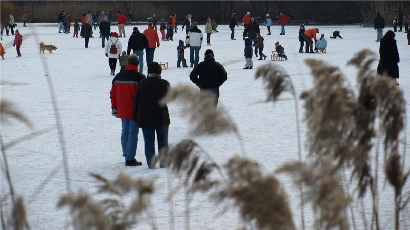 Ein Bild aus der Vergangenheit und mit Seltenheitswert. Menschen auf dem zugefrorenen Neukloster See.