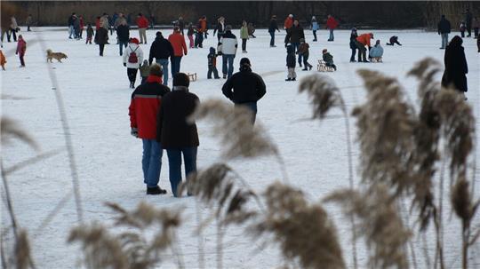Ein Bild aus der Vergangenheit und mit Seltenheitswert. Menschen auf dem zugefrorenen Neukloster See.
