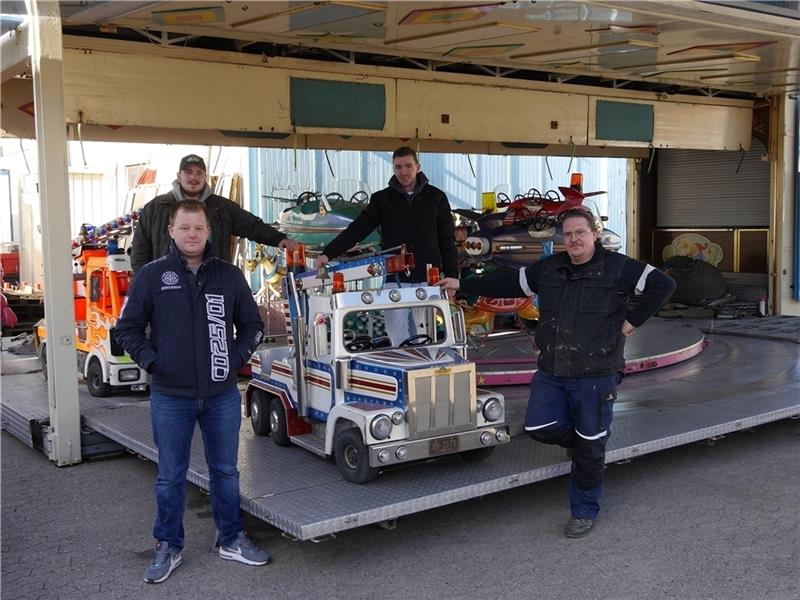 Ein Bild aus der Zeit vor der Kontaktsperre: Die Schausteller Stephan Deutsch (hinten v. l.), David Bode, Lars Luttkau (vorne v. l.) und Oliver Deutsch appellieren an die Bürger: „Bleibt jetzt zu Hause, damit wir unsere Arbeit bald wieder a