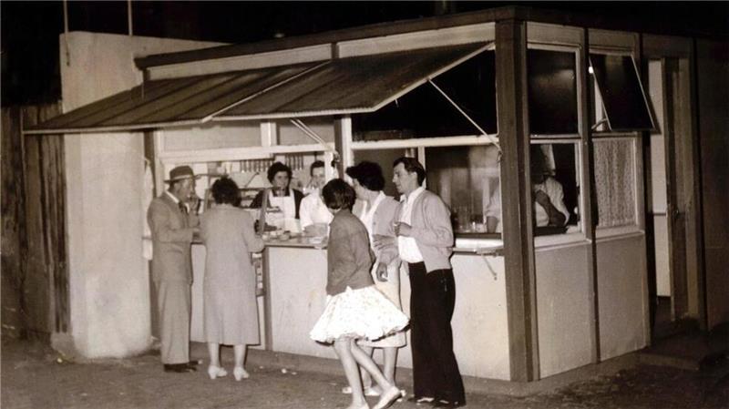 Nicht nur für Nachtschwärmer und Seeleute: Der „Frikadellenpuff“ war Kult Ein Bild aus ganz alten Tagen. Wagners Imbiss war zu dieser Zeit noch eine Bretterbude.