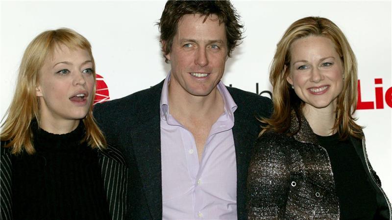 Heute lieber grantig statt romantisch: Hugh Grant wird 65 Ein Bild aus vergangenen „Romcom“-Zeiten: Hugh Grant mit Laura Linney und Heike Makatsch (links). (Archivbild)