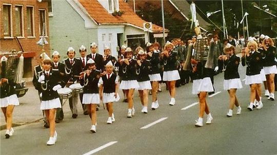 Ein Bild aus vergangenen Tagen, als der Spielmannszug noch Sparte der Schützengilde Oldendorf war. Nach mehr als 20 Jahren Pause spielen sie jetzt einmalig wieder zusammen.