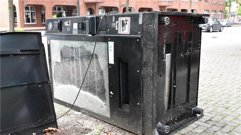 13.000 Euro Schaden: Snackautomat an Busbahnhof zerstört Ein Bild der Verwüstung bietet der Snackautomat am Zevener Busbahnhof. Nicht zum ersten Mal wurde der Automat Ziel krimineller Energie und Zerstörungswut.