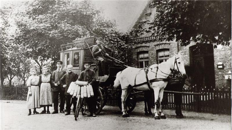 Geschichte schreiben: Mitarbeiter für die Ahlerstedter Chronik gesucht Ein Bild von Ahlerstedts alter Post: Mit Kutsche und Fahrrad ging es über die Straßen.