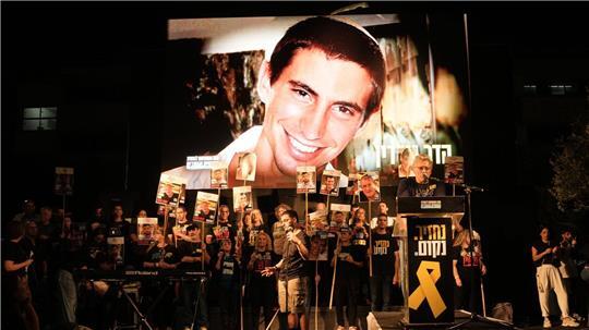 Ein Bild von Hadar Goldin, einem 2014 getöteten israelischen Soldaten, dessen Leiche seither im Gazastreifen festgehalten wird, wird während einer Kundgebung von Menschen gezeigt. Sie fordern in Tel Aviv, Israel, die Rückkehr der verstorbenen Geiseln, die von der Hamas im Gazastreifen festgehalten werden. (zu dpa: «Frühere Hamas-Geiseln fordern Rückgabe restlicher Leichen»)