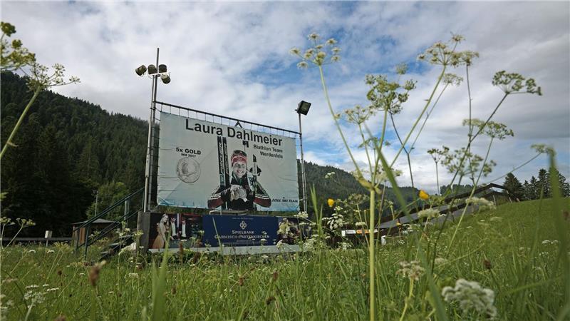 Seilpartnerin: Laura wurde von riesengroßem Stein getroffen Ein Bild von Laura Dahlmeier steht am Biathlontrainingsgelände bei Garmisch-Partenkirchen.