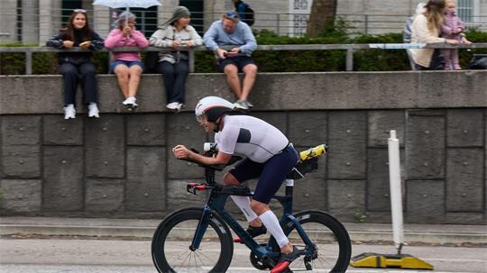 Ein Bild von der Triathlon-Europameisterschaft: Auch an diesem Wochenende werden für den Triathlon in Hamburg Straßen gesperrt. (Archivbild)