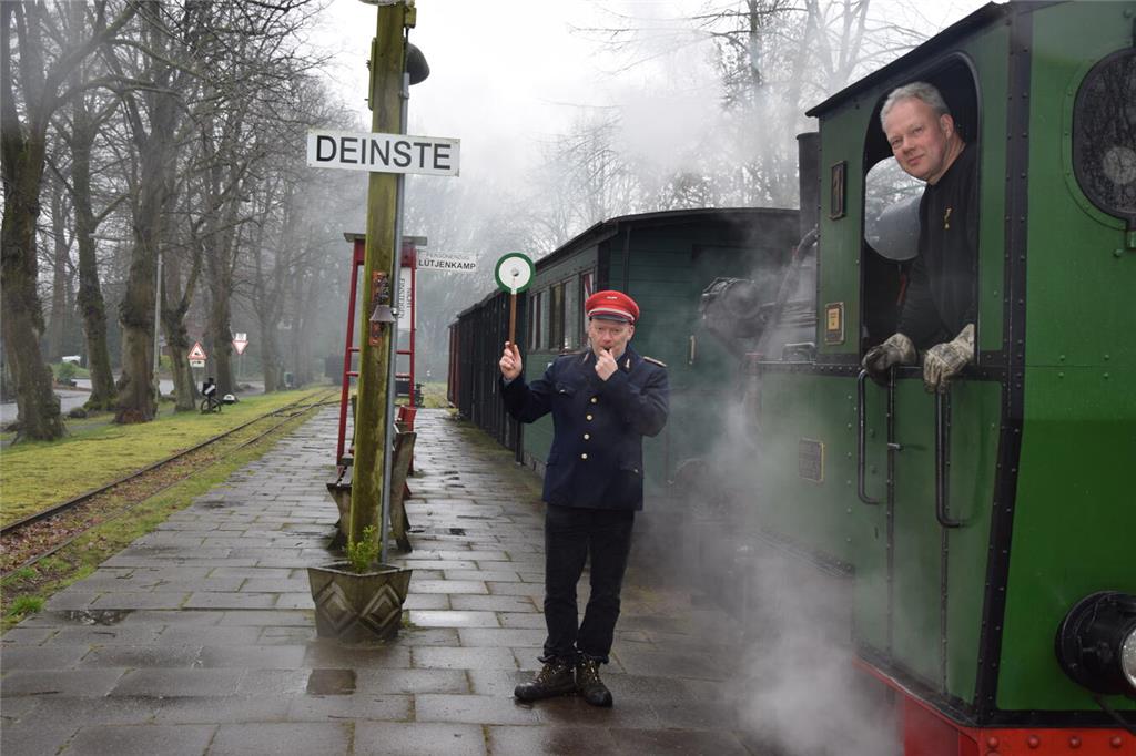 Ein Bild wie 1930: Bahnhofsvorsteher Dirk Hagen gibt in Deinste das Signal zur A...