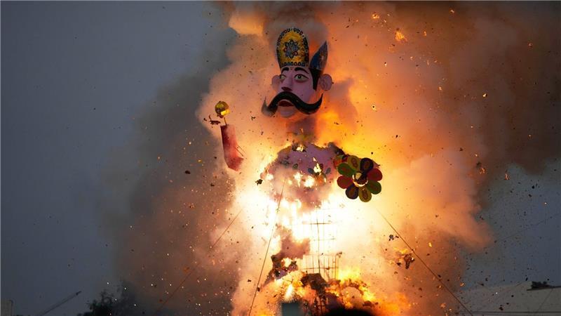 Bilder des Tages Ein Bildnis von Kumbhakarna, dem Bruder des Dämonenkönigs Ravana, geht in Flammen auf, um das Ende des Dussehra-Festes in Jammu in Indien zu markieren.
