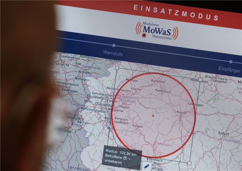Warntag: So schalten Sie Cell Broadcast auf Ihrem Smartphone ein Ein Bildschirm mit dem Modularen Warnsystem ist auf einem Display beim Bundesamt für Bevölkerungsschutz zu sehen.