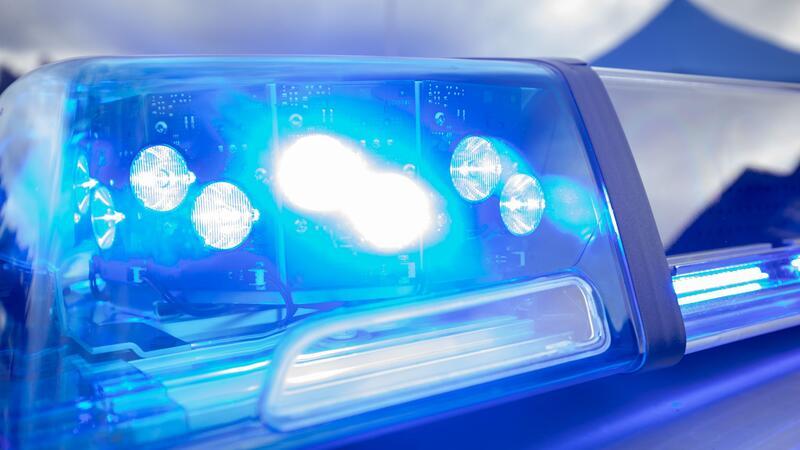 Ein Blaulicht auf dem Dach eines Polizeifahrzeugs.