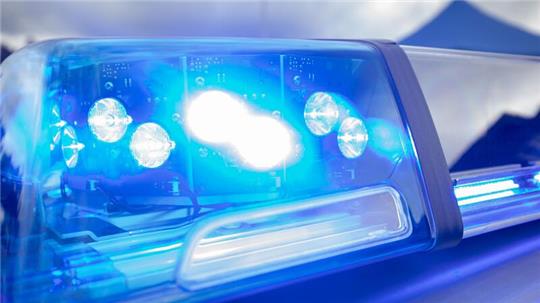 Ein Blaulicht auf dem Dach eines Polizeifahrzeugs.