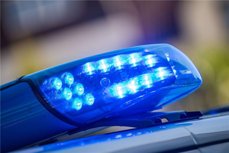Ein Blaulicht auf dem Dach eines Polizeifahrzeugs. Die Polizei ermittelt im Fall eines kleinen Mädchens, das unter einen umkippenden Einkaufswagen geriet und starb.