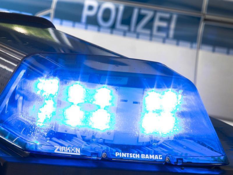 Ein Blaulicht auf dem Dach eines Polizeiwagens. Foto: Friso Gentsch/dpa/Illustration