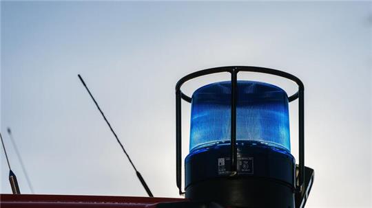 Ein Blaulicht auf dem Dach eines Einsatzfahrzeugs der Feuerwehr.