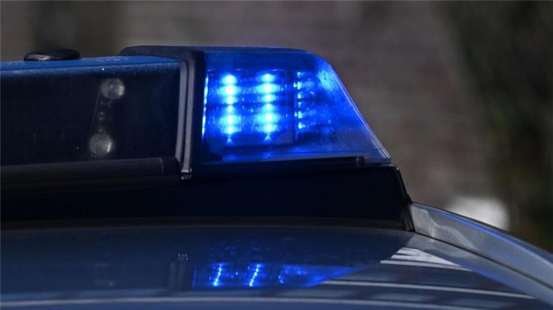 Von Gondel getroffen - Mitarbeiter von Weihnachtsmarkt tot  Ein Blaulicht auf einem Polizeifahrzeug.