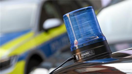 Ein Blaulicht ist auf dem Dach eines Einsatzfahrzeuges der Polizei zu sehen.