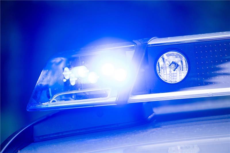 34-Jährige stirbt nach Messerangriff in Hamburg Ein Blaulicht leuchtet an einer Polizeistreife.
