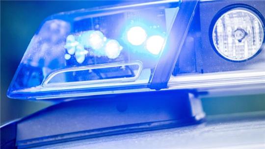Ein Blaulicht leuchtet an einer Polizeistreife.