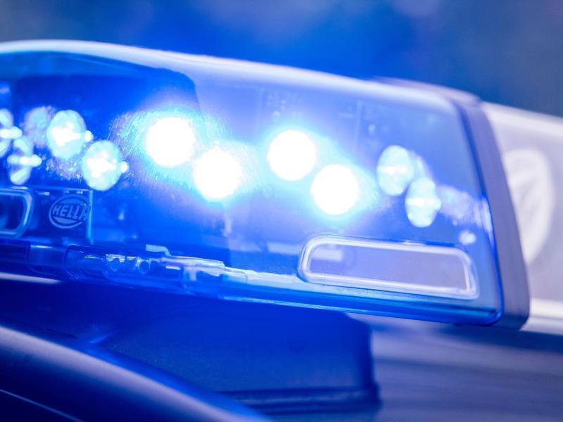 Ein Blaulicht leuchtet an einer Polizeistreife. Foto: Lino Mirgeler/dpa/Archivbild