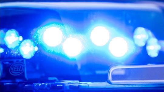 Ein Blaulicht leuchtet an einer Polizeistreife. (zu dpa: «Mann greift Mitarbeiter in Firma an - vier Schwerverletzte»)