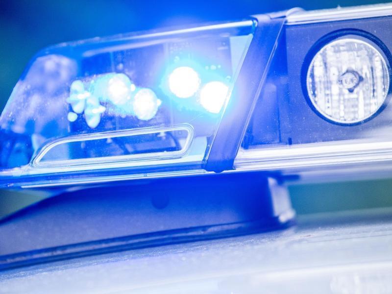 Ein Blaulicht leuchtet auf dem Dach einer Polizeistreife. Foto: Lino Mirgeler/dpa/Symbolbild