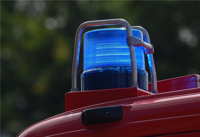 18-Jähriger prallt in Winsen gegen Hauswand Ein Blaulicht leuchtet auf dem Dach eines Einsatzfahrzeugs der Feuerwehr.