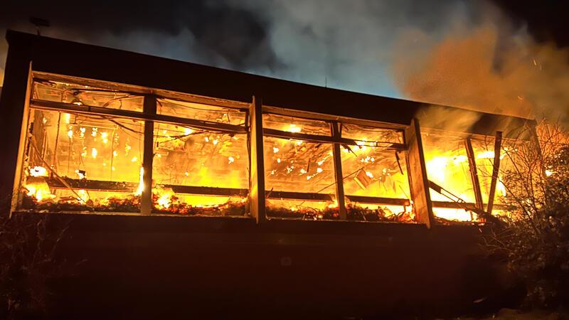 Harburger Hotel steht in hellen Flammen - 100 Einsatzkräfte vor Ort Ein Blaulicht leuchtet auf dem Dach eines Einsatzfahrzeugs der Feuerwehr.