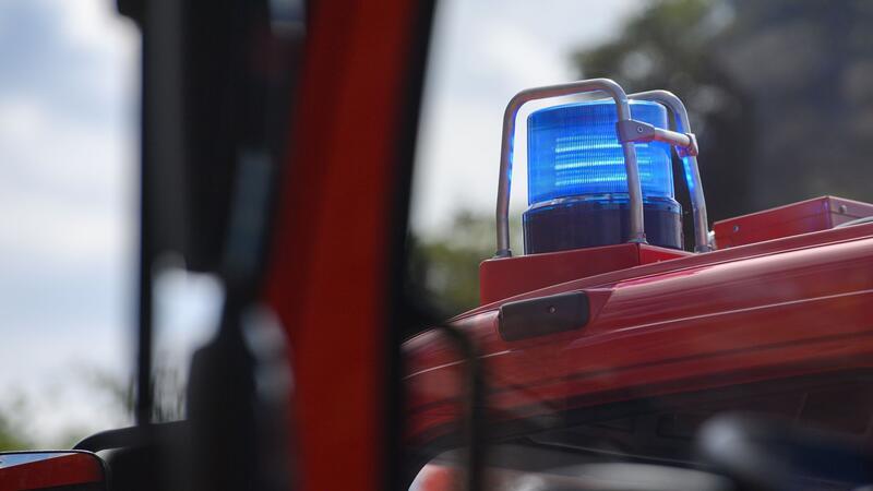 Autofahrer demoliert Wassersperre in Celle Ein Blaulicht leuchtet auf dem Dach eines Einsatzfahrzeugs der Feuerwehr.