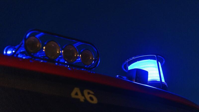 Ein Blaulicht leuchtet auf dem Dach eines Einsatzfahrzeugs der Feuerwehr.