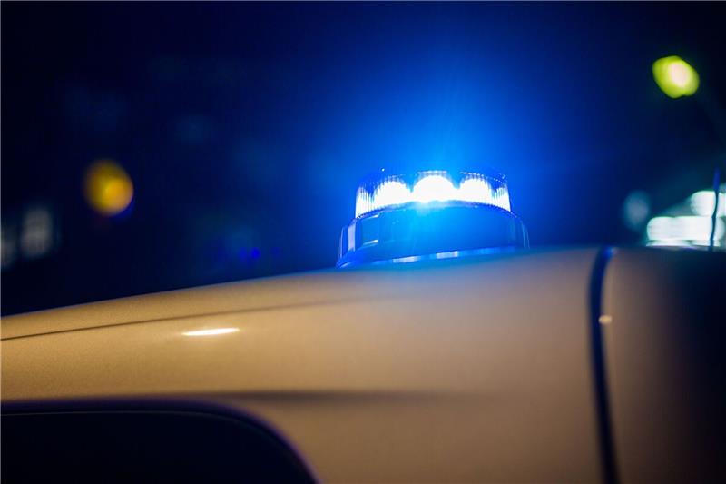 Mann vor Obdachloseneinrichtung getötet Ein Blaulicht leuchtet auf dem Dach eines Polizeifahrzeugs.