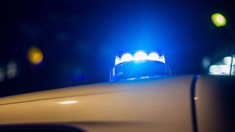80-Jähriger erwischt Einbrecher und vertreibt sie lautstark Ein Blaulicht leuchtet auf dem Dach eines Polizeifahrzeugs.