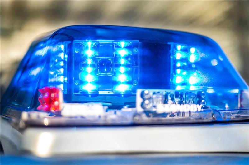 Nagelsperre stoppt Fluchtauto Ein Blaulicht leuchtet auf dem Dach eines Polizeiwagens.