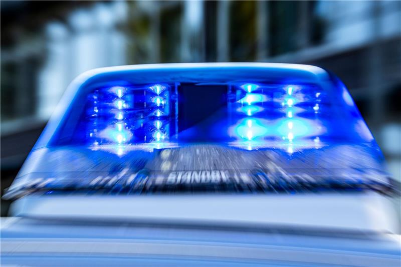 15-Jährige am Bahnhof in Tostedt sexuell belästigt Ein Blaulicht leuchtet auf dem Dach eines Polizeiwagens.