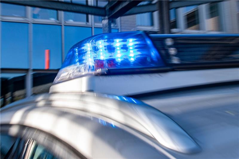 Nach mehreren Unfällen: Buchholzer (75) muss Führerschein abgeben Ein Blaulicht leuchtet auf dem Dach eines Polizeiwagens.