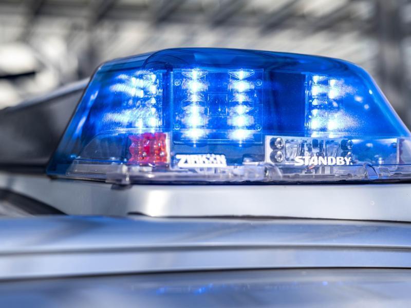 Vier Verletzte bei Zusammenstoß zweier Autos nahe Göttingen Ein Blaulicht leuchtet auf dem Dach eines Polizeiwagens. Foto: David Inderlied/dpa/Symbolbild