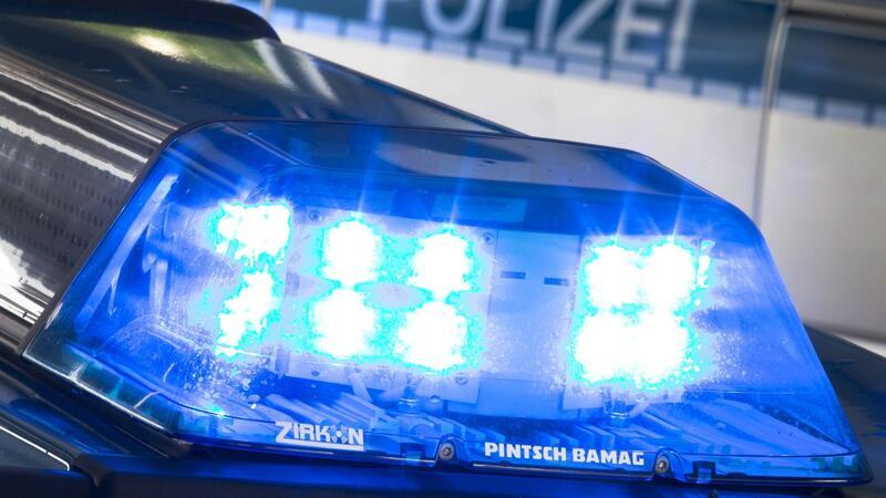 Ein Blaulicht leuchtet auf dem Dach eines Polizeiwagens.