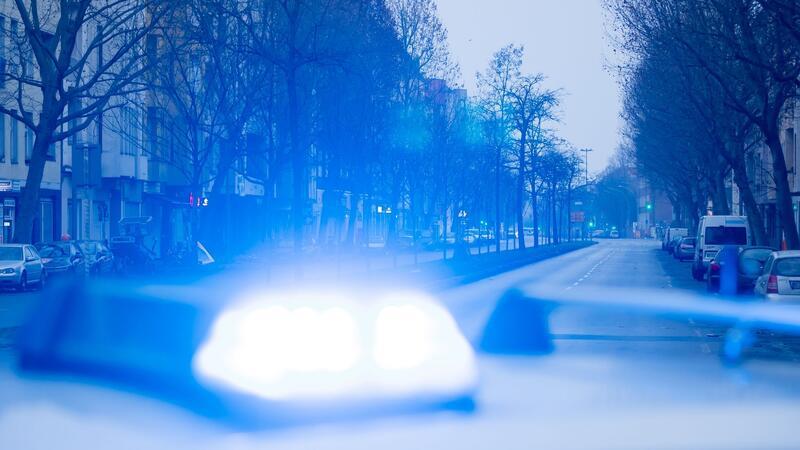 Einbrecher verursachen mehrere Tausend Euro Schaden in Himmelpforten und Wischhafen Ein Blaulicht leuchtet auf dem Dach eines Streifenwagens der Polizei. Foto: Christoph Soeder/dpa/Symbolbild