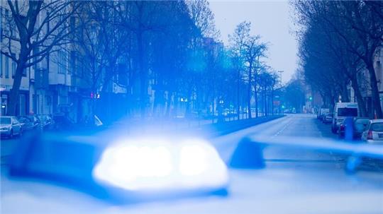 Ein Blaulicht leuchtet auf dem Dach eines Streifenwagens der Polizei. Foto: Christoph Soeder/dpa/Symbolbild