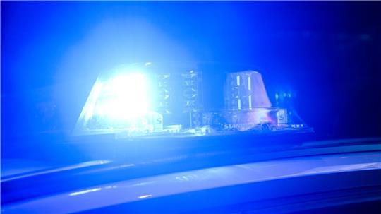 Ein Blaulicht leuchtet auf einem Einsatzfahrzeuge der Polizei. (zu dpa: «Nach Angriff an Schule: 13-Jähriger noch immer verschwunden»)
