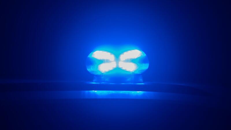 Ein Blaulicht leuchtet auf einem Polizeifahrzeug.