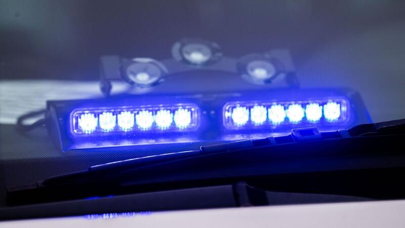 Rauschgift-Razzia mit 650 Einsatzkräften - Neun Haftbefehle vollstreckt Ein Blaulicht leuchtet unter der Frontscheibe eines Einsatzfahrzeugs der Polizei.