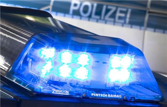 Ein Blaulicht leuchtet während eines Einsatzes auf dem Dach eines Polizeiwagens.