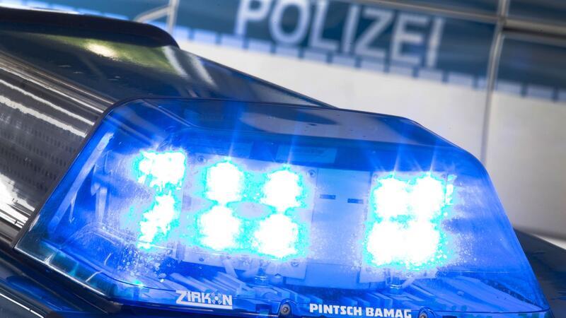 A7 nach Unfall mit Bus und Lastwagen gesperrt Ein Blaulicht leuchtet während eines Einsatzes auf dem Dach eines Polizeiwagens.